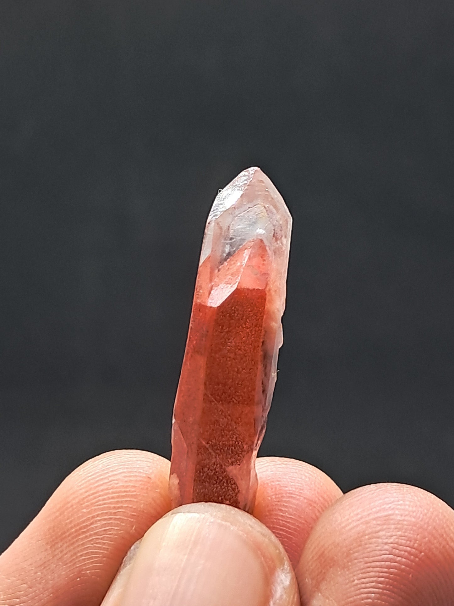 Cuarzo fantasma de hematita roja brillante (Telangana) | Punta de cristal natural | Ejemplar mineral n.° HPQ9