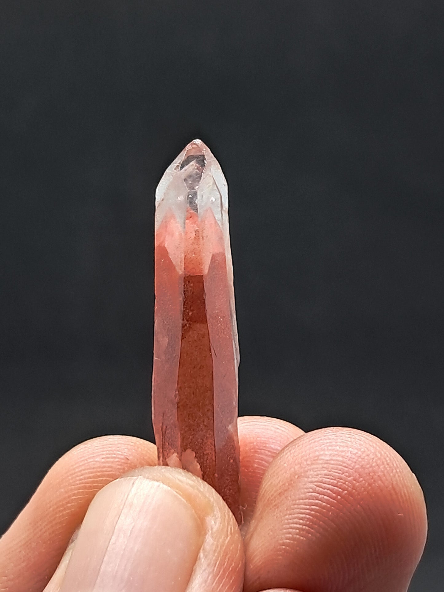 Cuarzo fantasma de hematita roja brillante (Telangana) | Punta de cristal natural | Ejemplar mineral n.° HPQ9