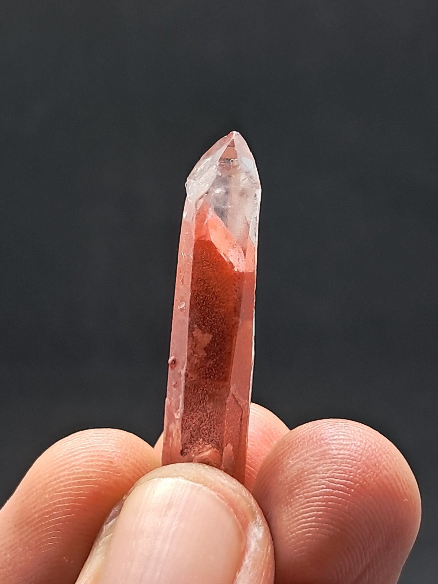 Cuarzo fantasma de hematita roja brillante (Telangana) | Punta de cristal natural | Ejemplar mineral n.° HPQ9