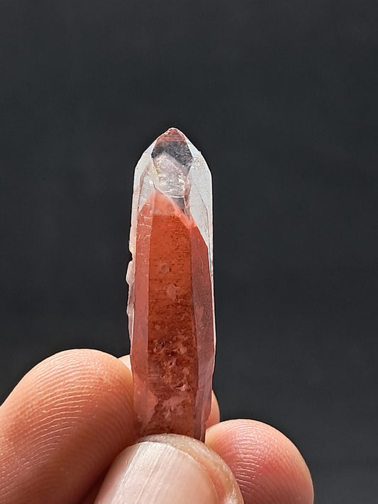Cuarzo fantasma de hematita roja brillante (Telangana) | Punta de cristal natural | Ejemplar mineral n.° HPQ9