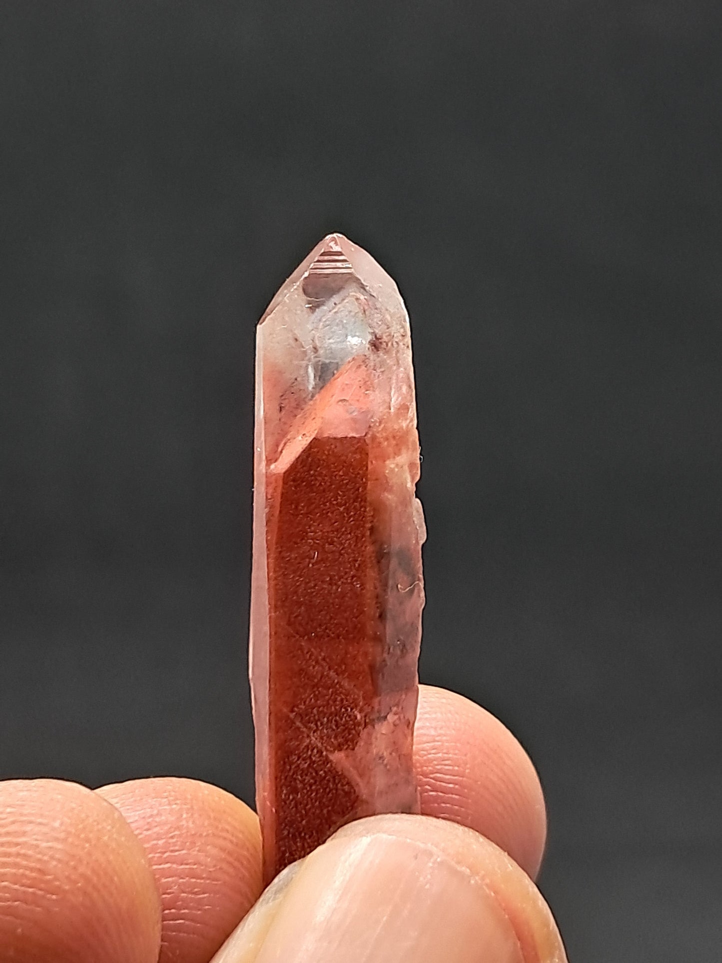 Cuarzo fantasma de hematita roja brillante (Telangana) | Punta de cristal natural | Ejemplar mineral n.° HPQ9