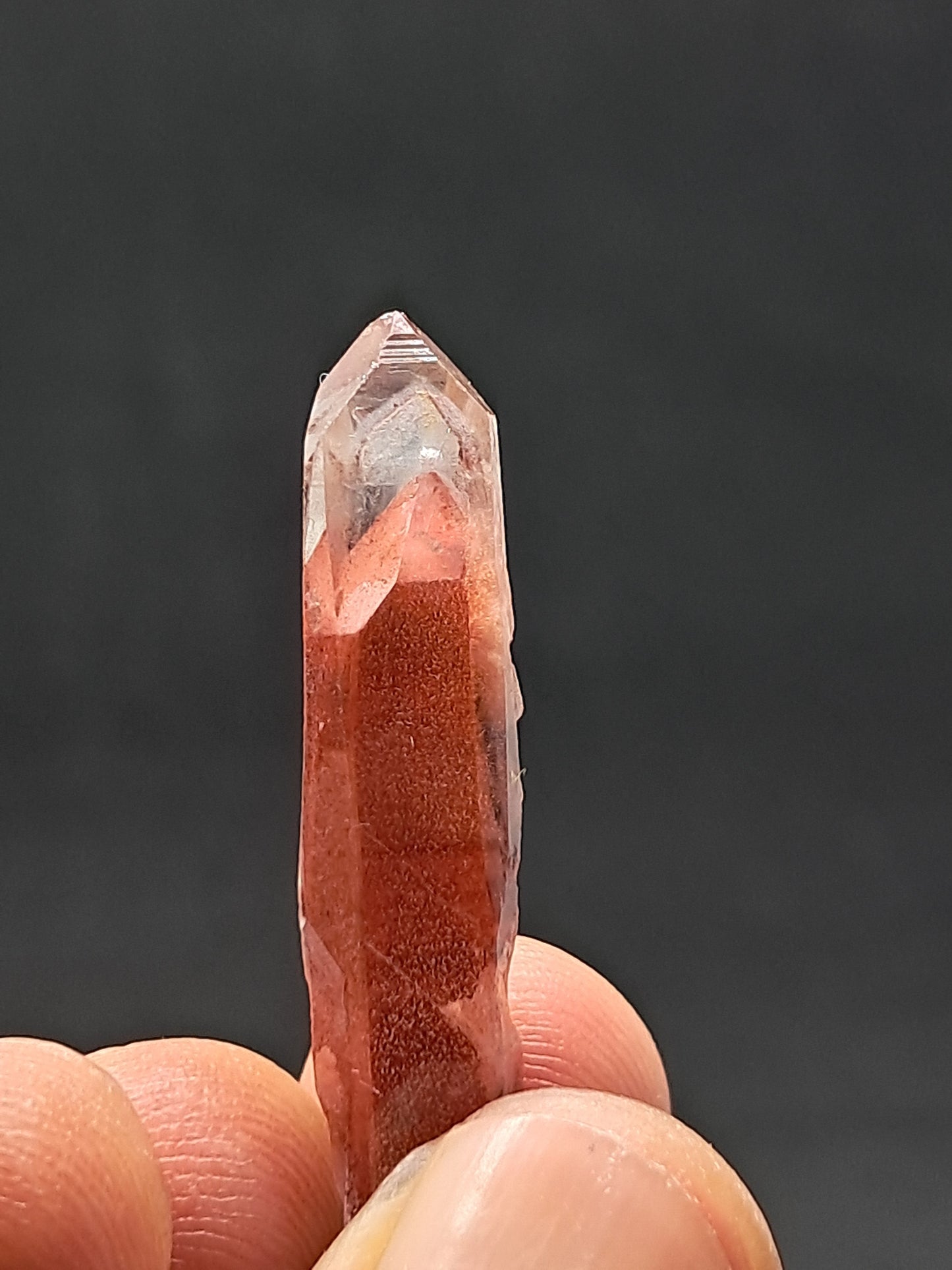Cuarzo fantasma de hematita roja brillante (Telangana) | Punta de cristal natural | Ejemplar mineral n.° HPQ9