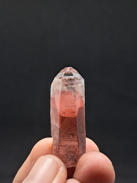 Punta de cristal natural de cuarzo fantasma hematita (Telangana) | Ejemplar mineral n.° HPQ10