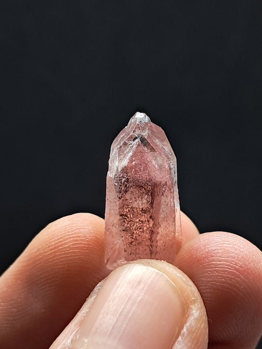 Punta de cristal natural de cuarzo fantasma hematita (Telangana) | Ejemplar mineral n.° HPQ19