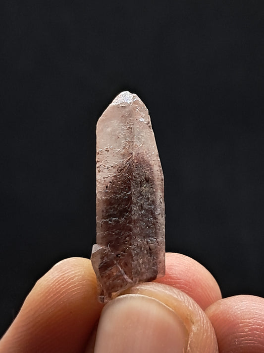 Punta de cristal natural de cuarzo fantasma hematita (Telangana) | Ejemplar mineral n.° HPQ21