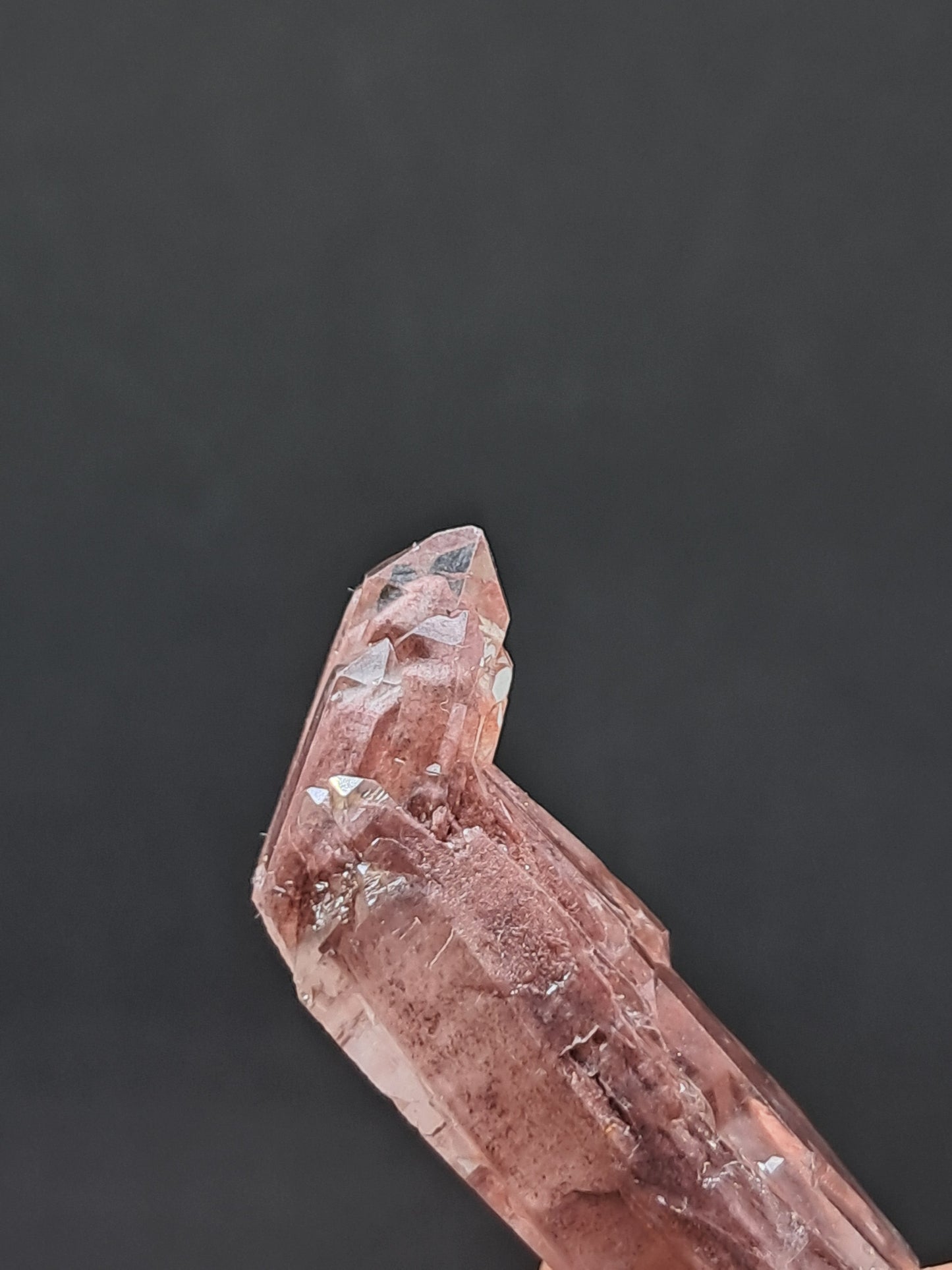 Cuarzo Elestial Fantasma de Hematita (Telangana) Punta de Cristal Natural | Ejemplar Mineral n.° HPQ23