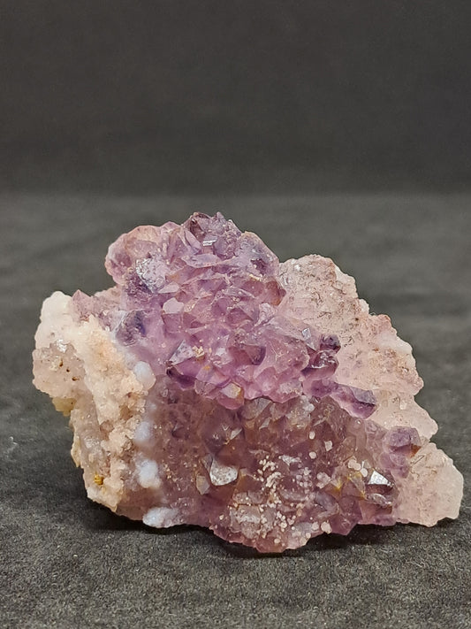 Flor de amatista sobre cuarzo con calcita reactiva a los rayos UV (Karur) | Conjunto de cristales | Piedra natural | Ejemplar mineral n.° KA106