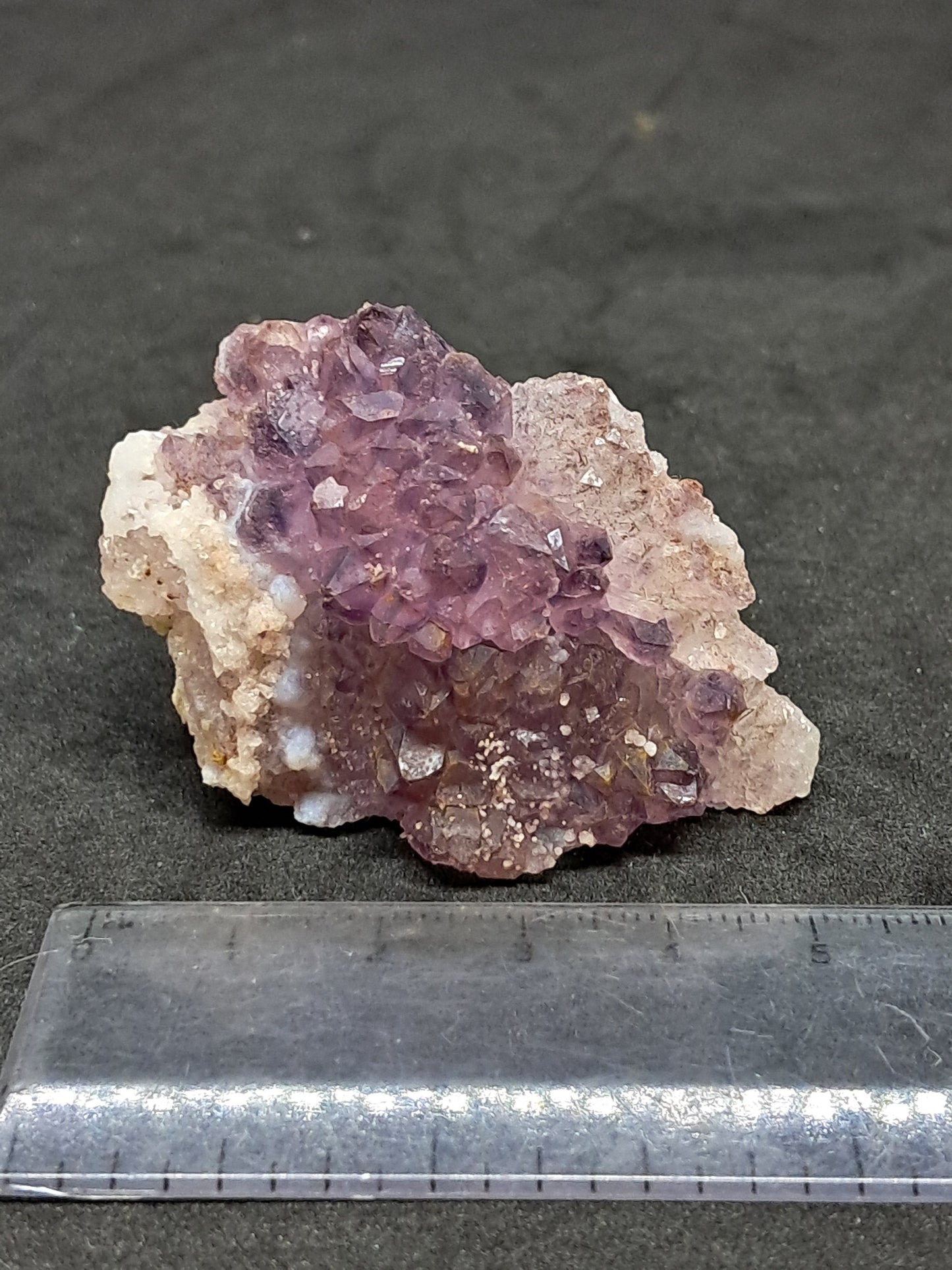 Flor de amatista sobre cuarzo con calcita reactiva a los rayos UV (Karur) | Conjunto de cristales | Piedra natural | Ejemplar mineral n.° KA106