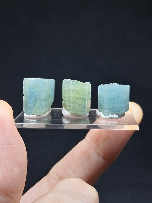Conjunto de 3 Aguamarinas (Karur) Cristales Hexagonales en Bruto | Ejemplar Mineral n.° AQM29