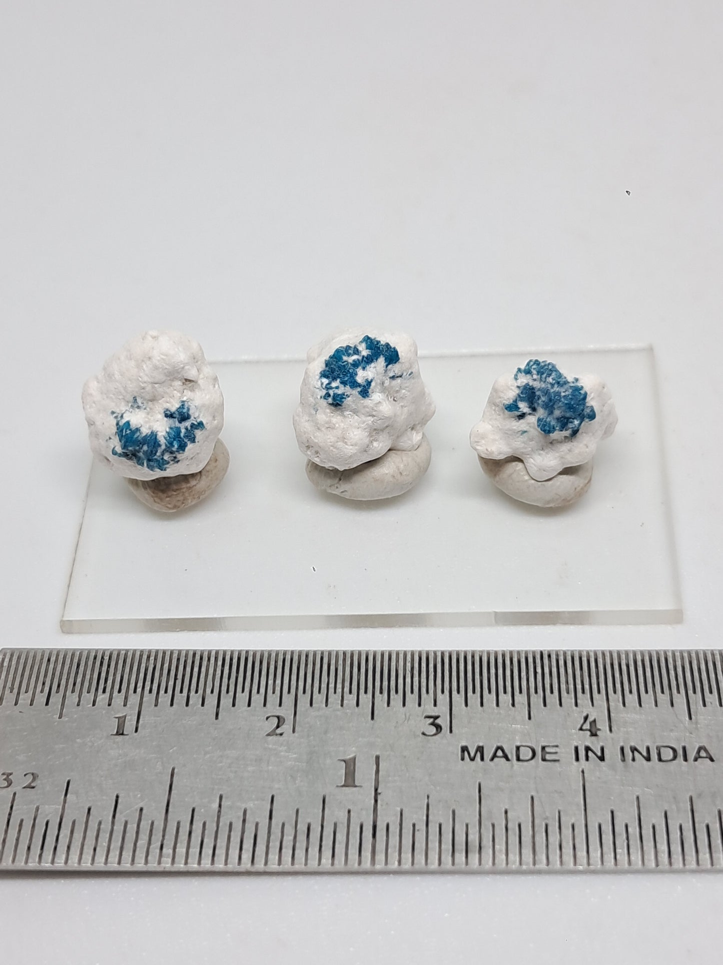 Conjunto de 3 pequeñas cavansitas en matriz de okenita (wagholi) en bruto | Cristal natural | Ejemplar mineral raro n.° CV38
