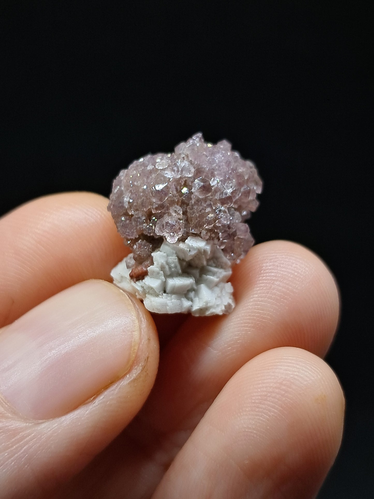 Cúmulo de amatista drusa sobre matriz de feldespato (Karur) | Cristal en bruto | Piedra natural | Ejemplar mineral n.° KA112