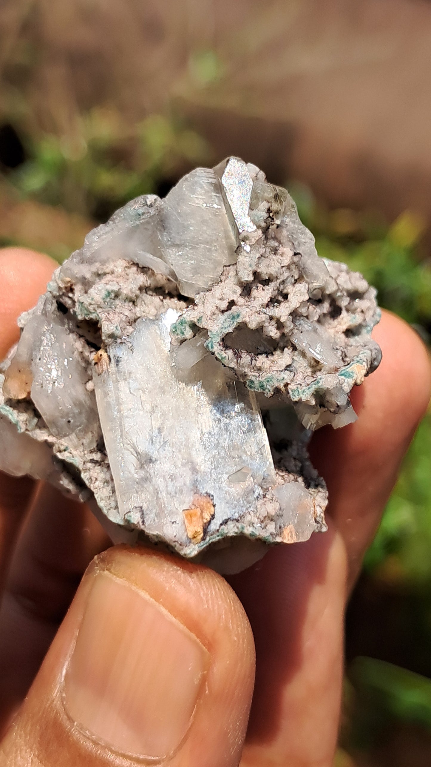 Apofilita Verde (Fluorapofilita) con Estilbita Blanca sobre Matriz (Ajanta) Cristal Natural | Muestra Mineral #GA23