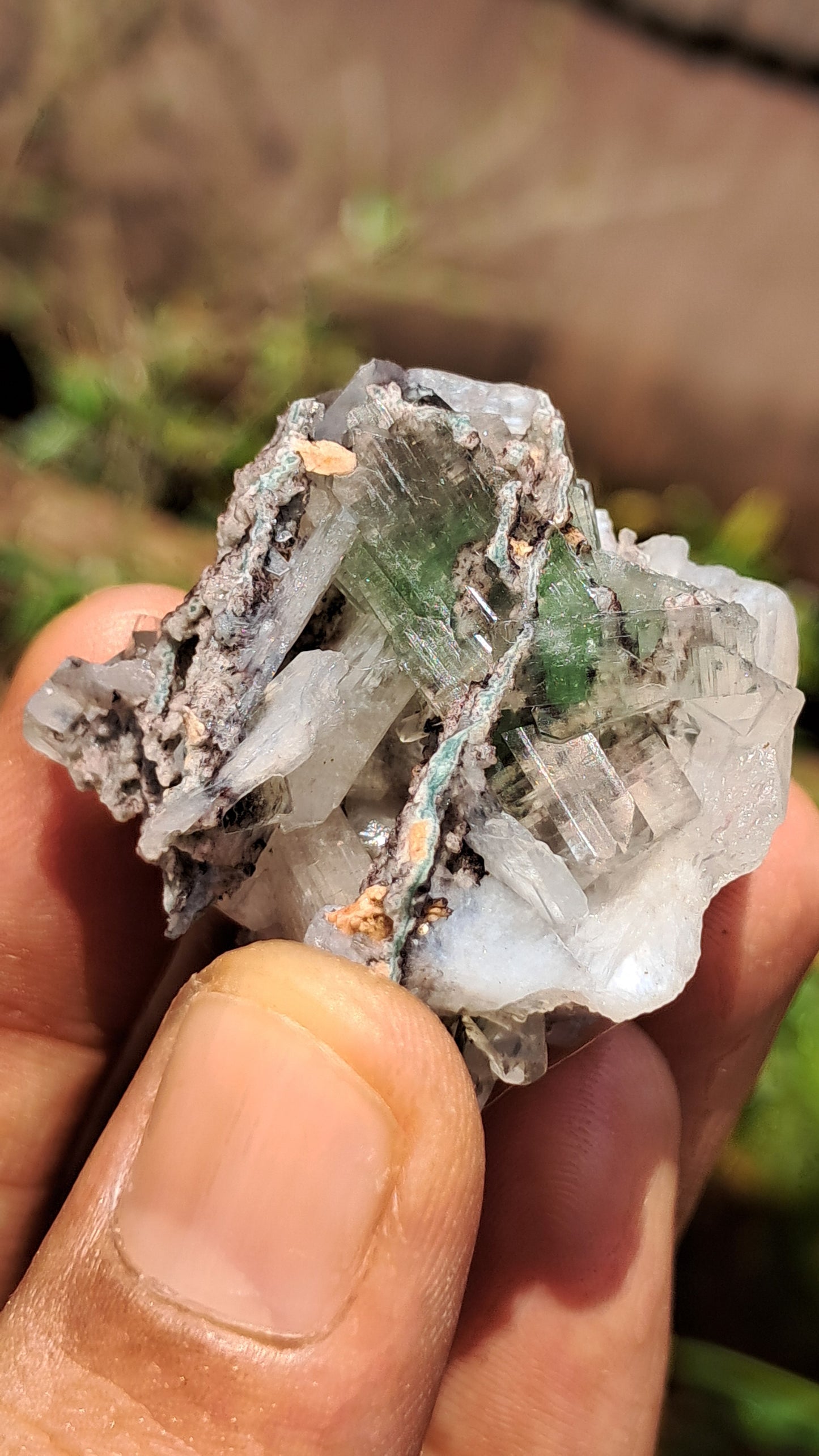 Apofilita Verde (Fluorapofilita) con Estilbita Blanca sobre Matriz (Ajanta) Cristal Natural | Muestra Mineral #GA23