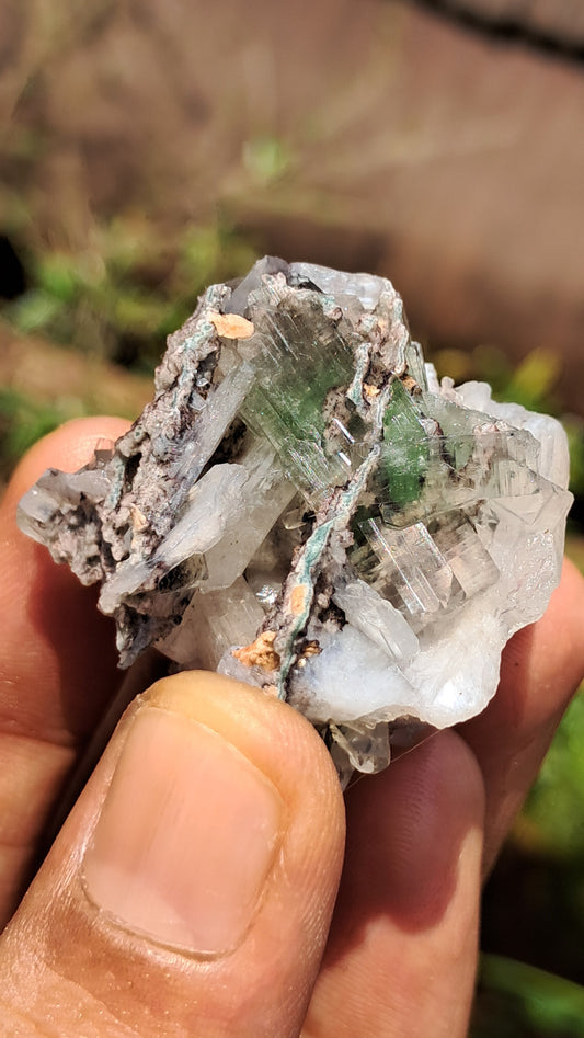Apofilita Verde (Fluorapofilita) con Estilbita Blanca sobre Matriz (Ajanta) Cristal Natural | Muestra Mineral #GA23
