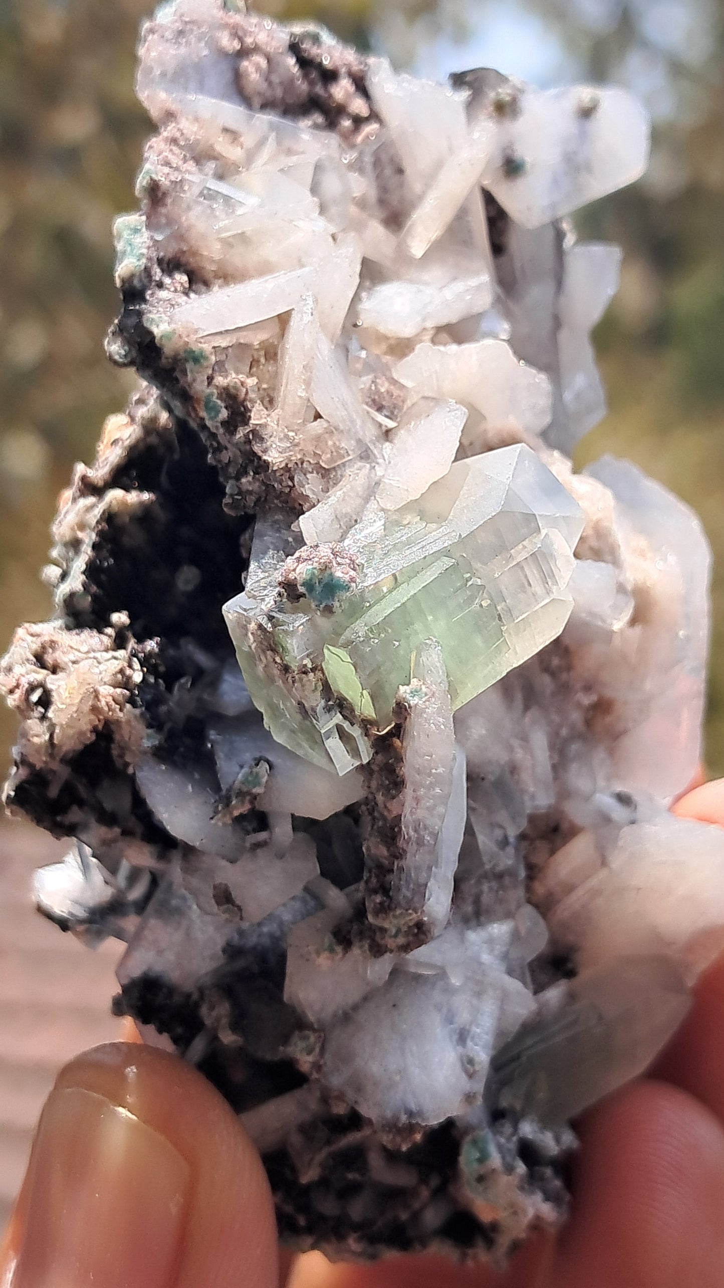 Apofilita Verde (Fluorapofilita) con Estilbita en Matriz (Ajanta) Cristal Natural | Muestra Mineral #GA17