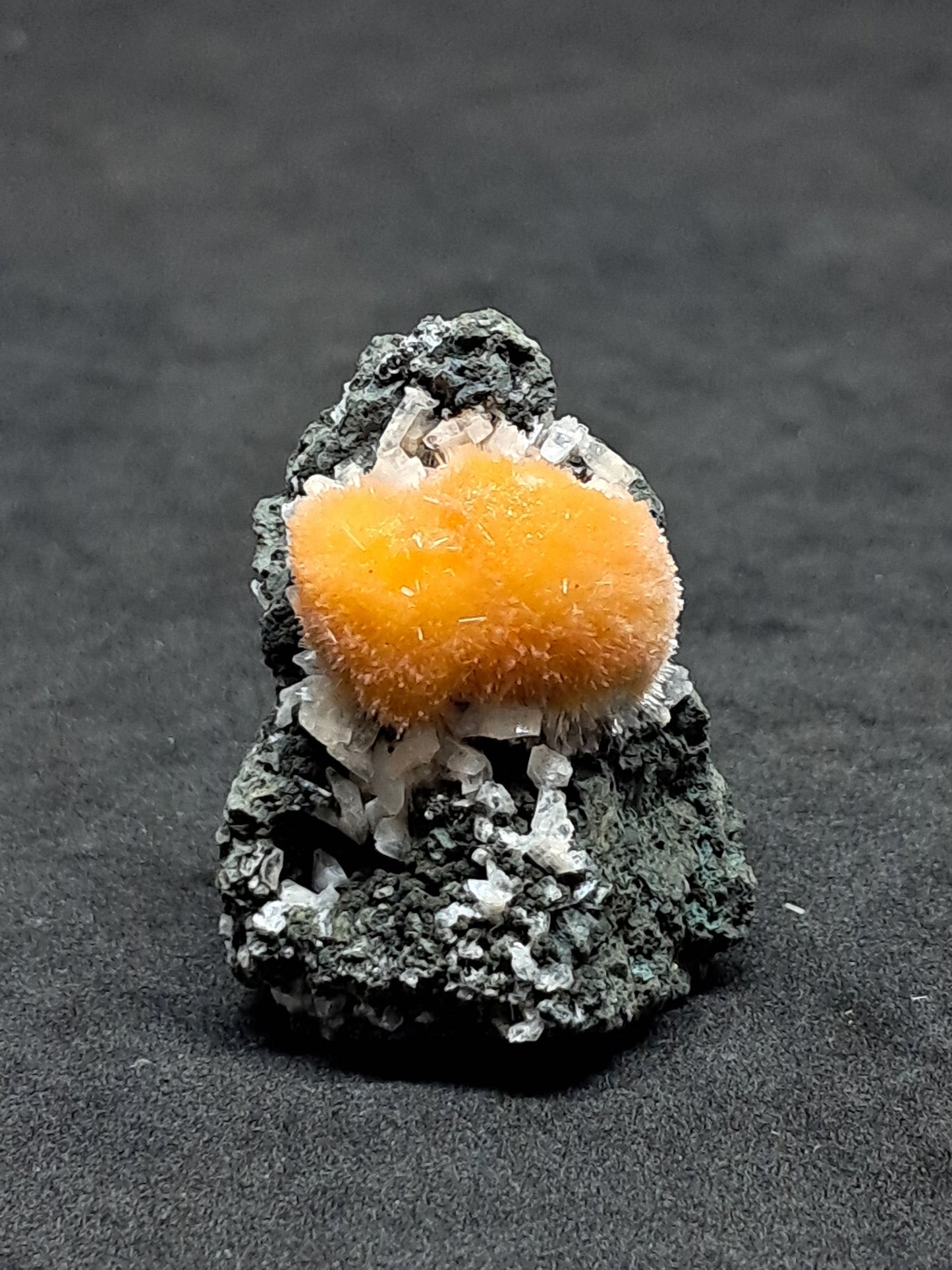 Thomsonita con mesolita en matriz (Madhya Pradesh) | Zeolita n.° THM9