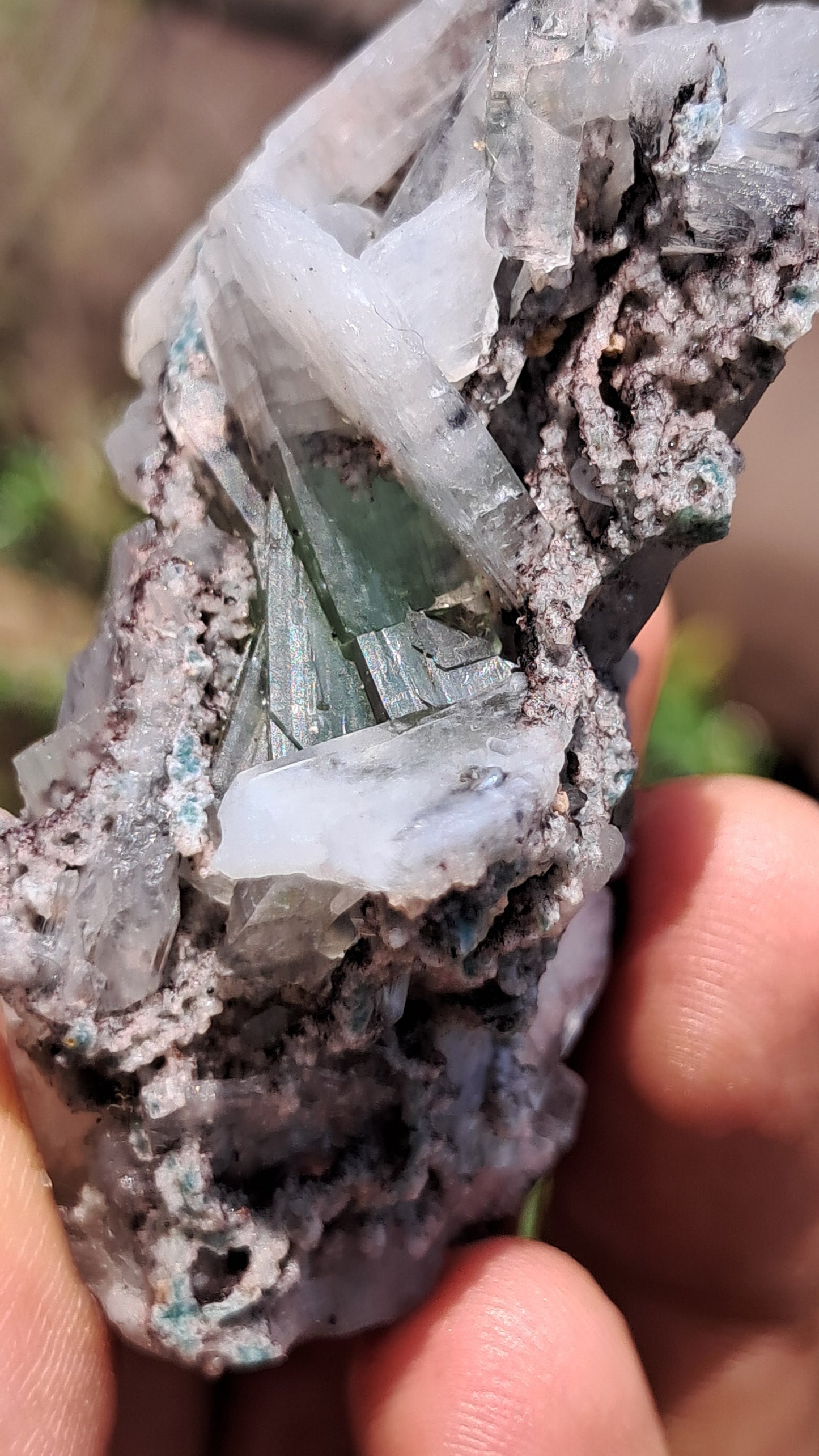 Apofilita verde (Fluorapofilita) en matriz (Ajanta) Cristal natural | Muestra mineral #GA22
