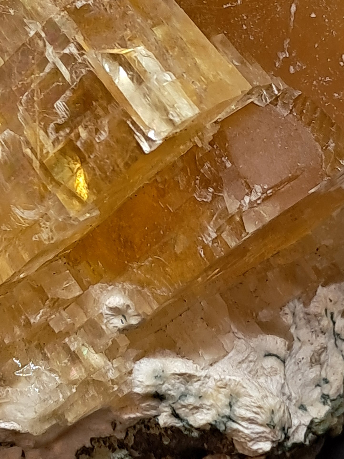 Calcita miel con okenita (India), cristal L en bruto | Piedra natural | Ejemplar mineral n.° CA28
