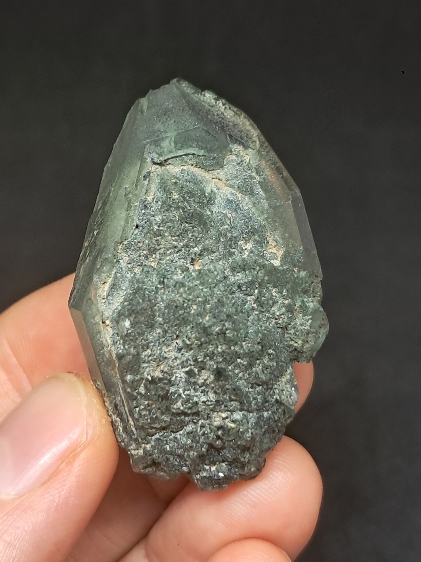 Punta de Cuarzo Clorita sobre Drusa de Cuarzo con Hematita (piedra natural no preciosa) #CQ6