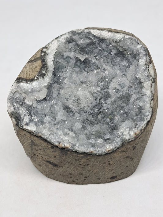 Cuarzo sobre calcedonia negra en geoda de basalto (Nashik) | Cristal natural | Ejemplar mineral n.° BC14