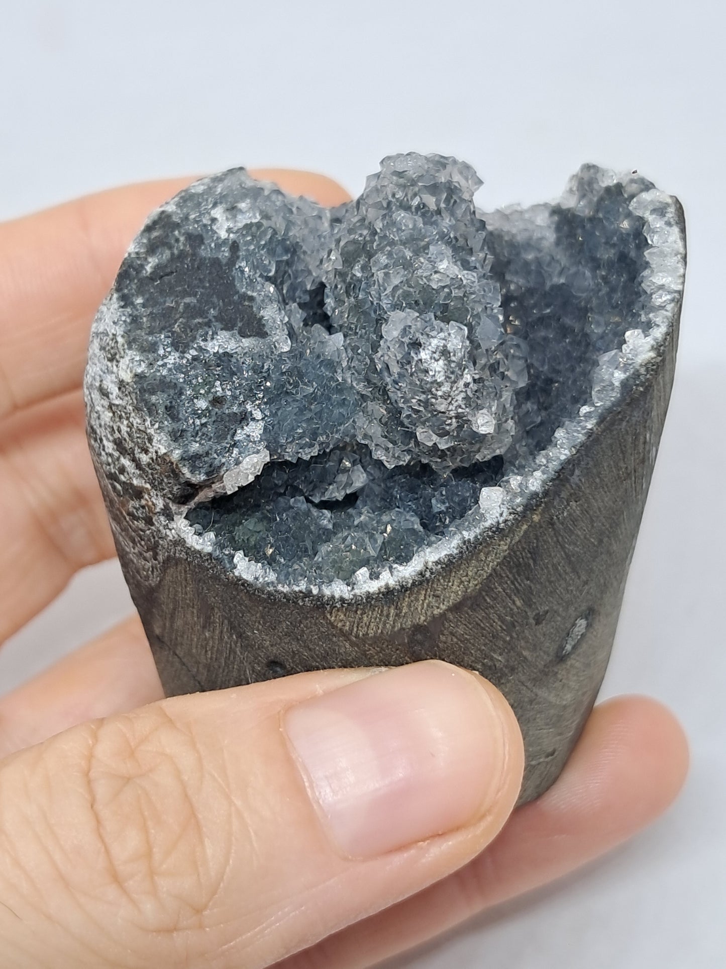 Calcedonia negra en geoda de basalto (Nashik) | Cristal natural | Ejemplar mineral n.° BC15