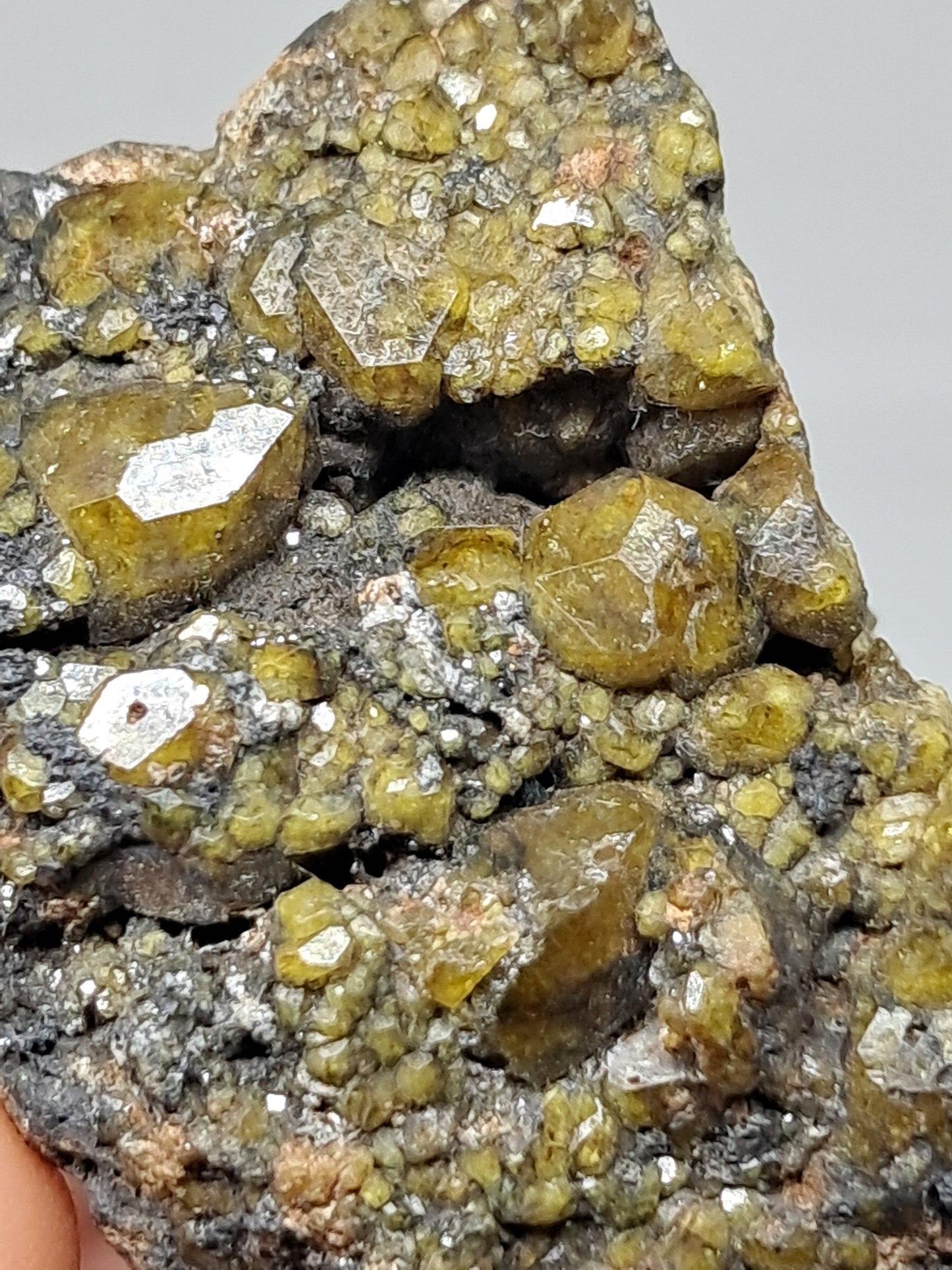 Cúmulo de granate verde en matriz (México) | Cristal en bruto | Ejemplar mineral n.° GR16