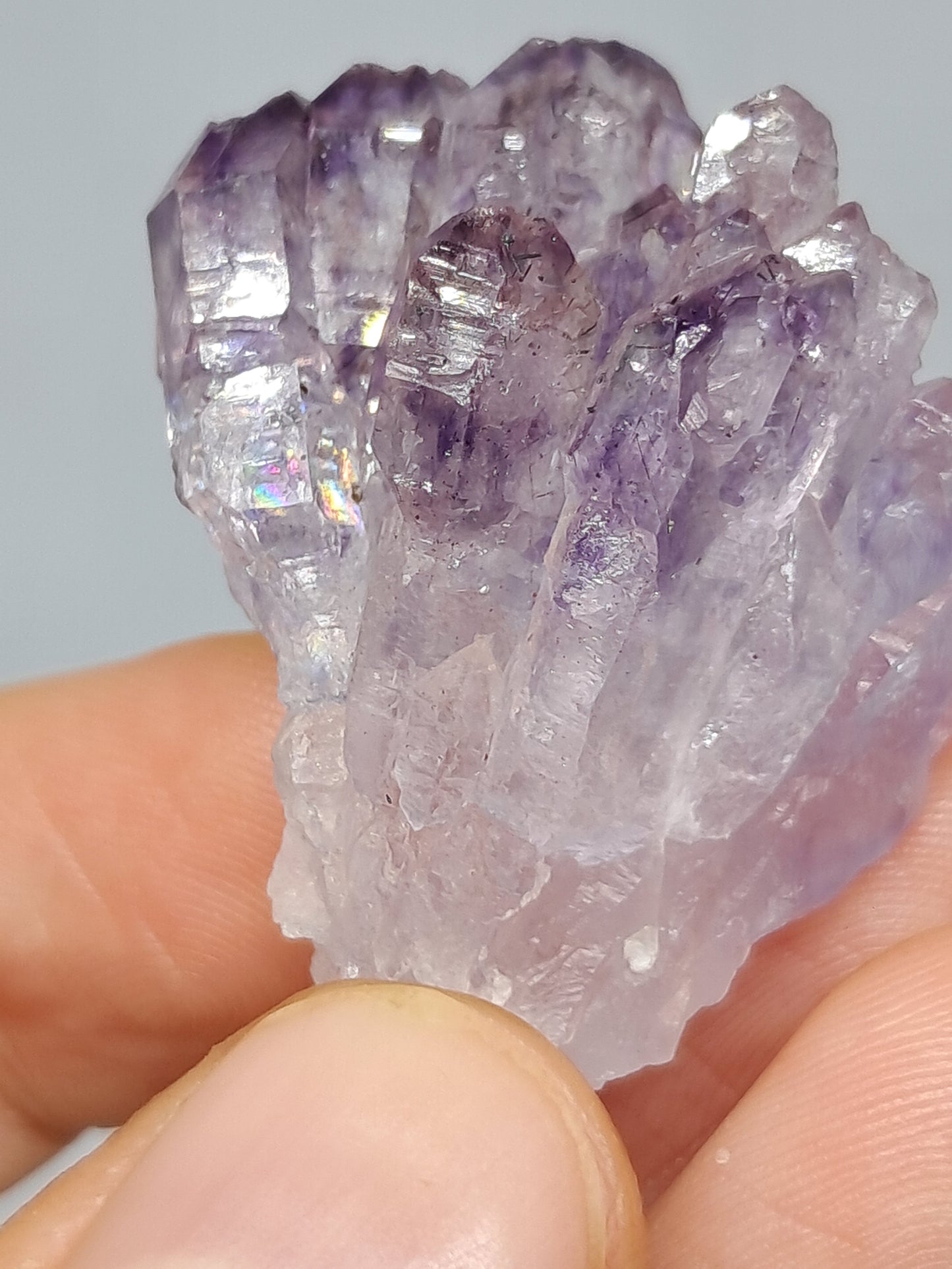 Cúmulo de cetro de amatista con rutilo y arcoíris (Karur) | Piedra natural | Ejemplar mineral n.° KA81