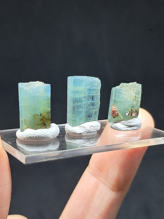 Conjunto de 3 Aguamarinas (Karur) Cristales Hexagonales en Bruto | Ejemplar Mineral n.° AQM38