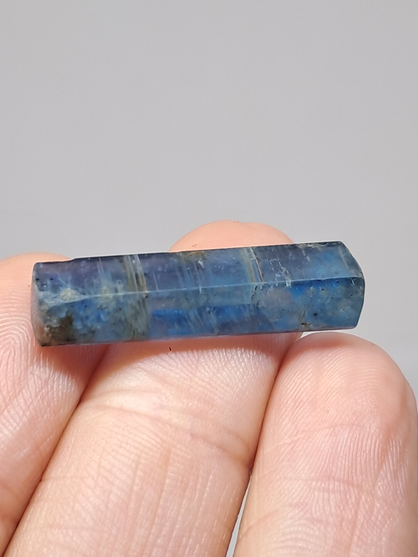 Cianita azul (Nepal) Cristal natural pulido n.° KY14