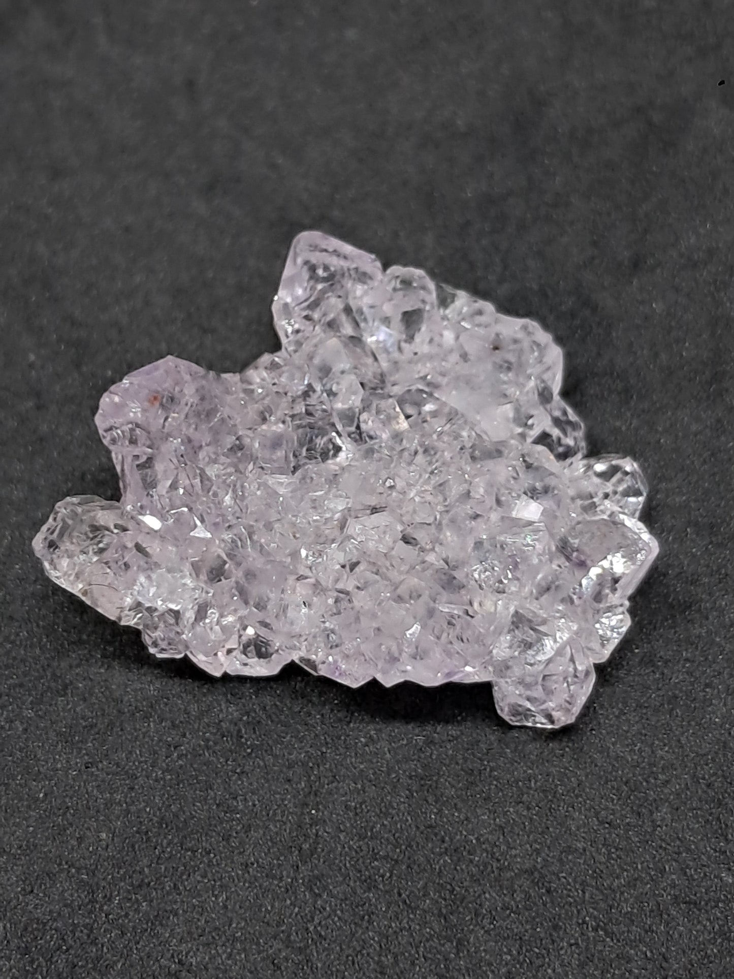 Amatista en racimo (Karur) Cristal de cuarzo lavanda brillante | Piedra natural | Ejemplar mineral n.° KA79