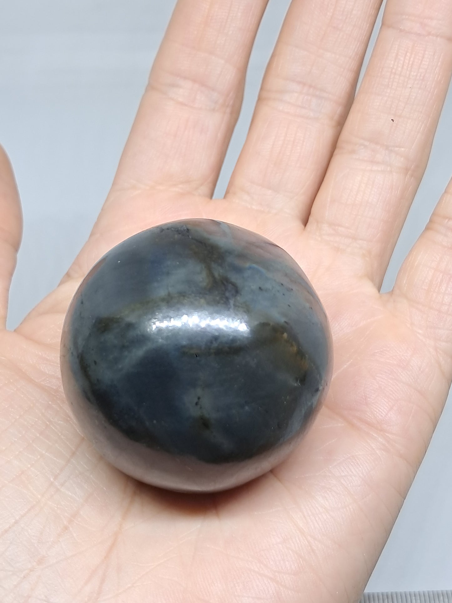 Esfera de labradorita (Madagascar) | Destellos rosas y morados | Piedra pulida #LB10
