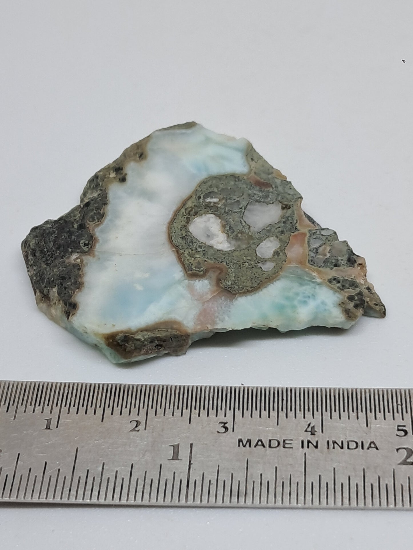 Larimar en rebanadas (República Dominicana) Piedra en bruto | Roca natural n.° LM23
