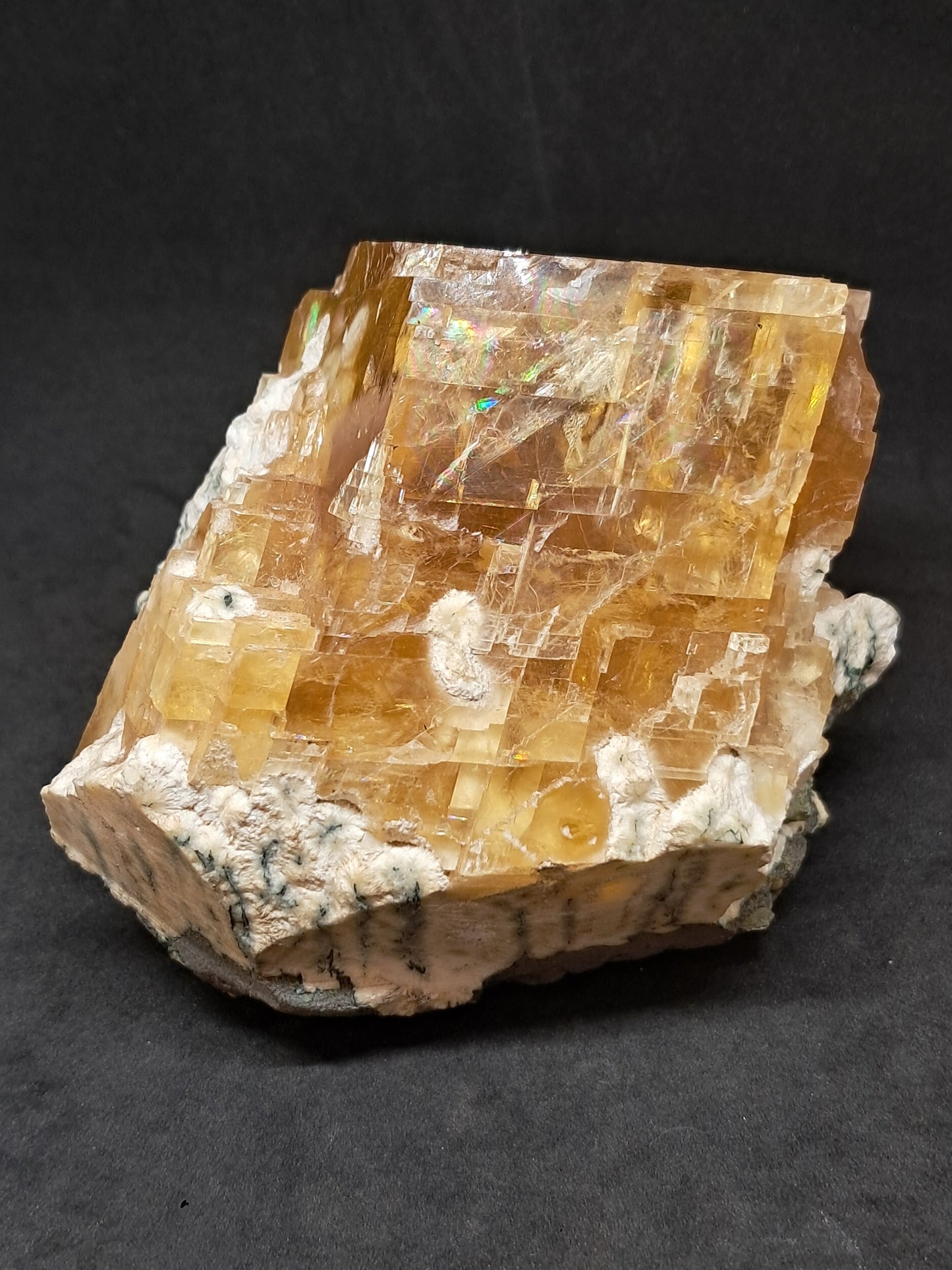Calcita miel con okenita (India), cristal L en bruto | Piedra natural | Ejemplar mineral n.° CA28