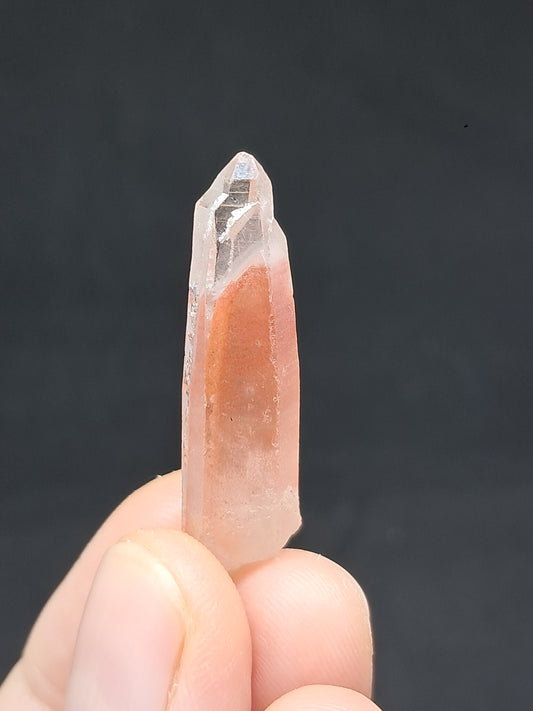 Punta de cristal natural de cuarzo fantasma hematita (Telangana) | Ejemplar mineral n.° HPQ12