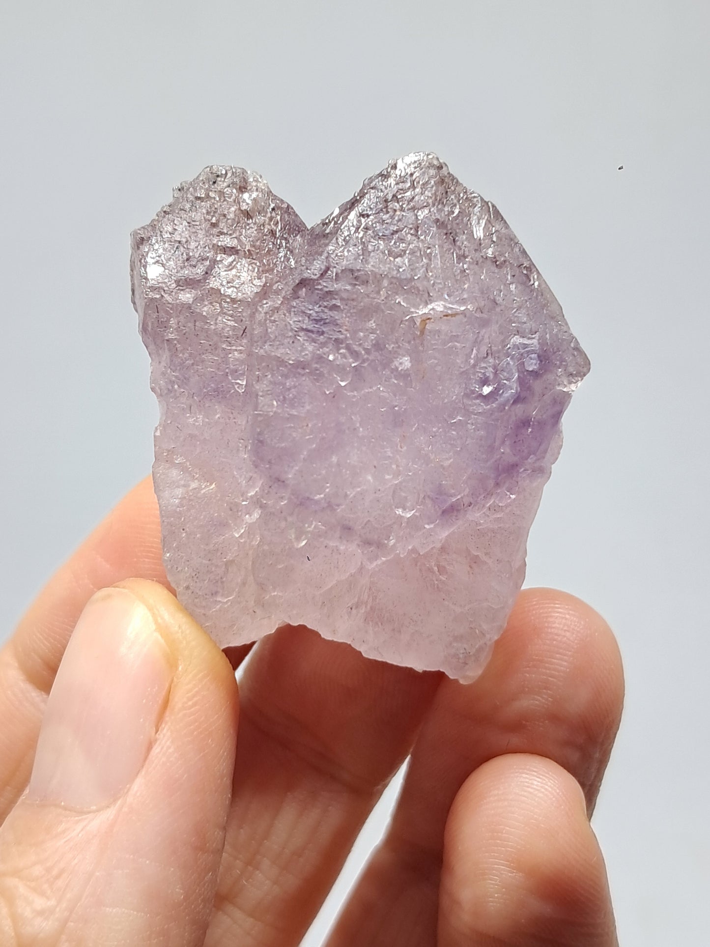 Punta de cristal de amatista grabada con cetro maclado (Karur) | Piedra natural | Ejemplar mineral n.° KA91