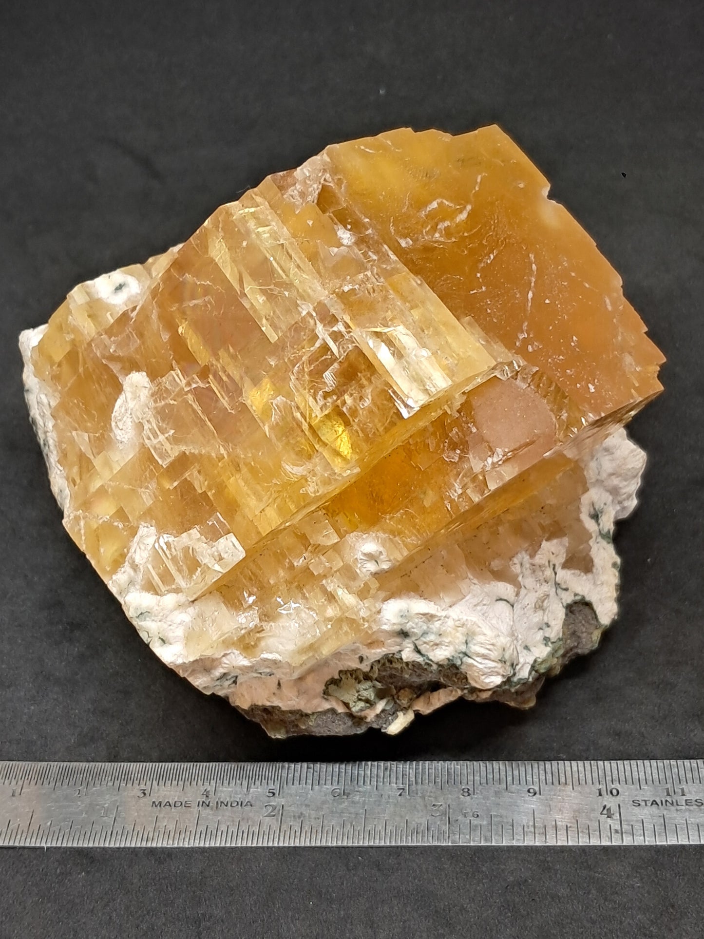 Calcita miel con okenita (India), cristal L en bruto | Piedra natural | Ejemplar mineral n.° CA28