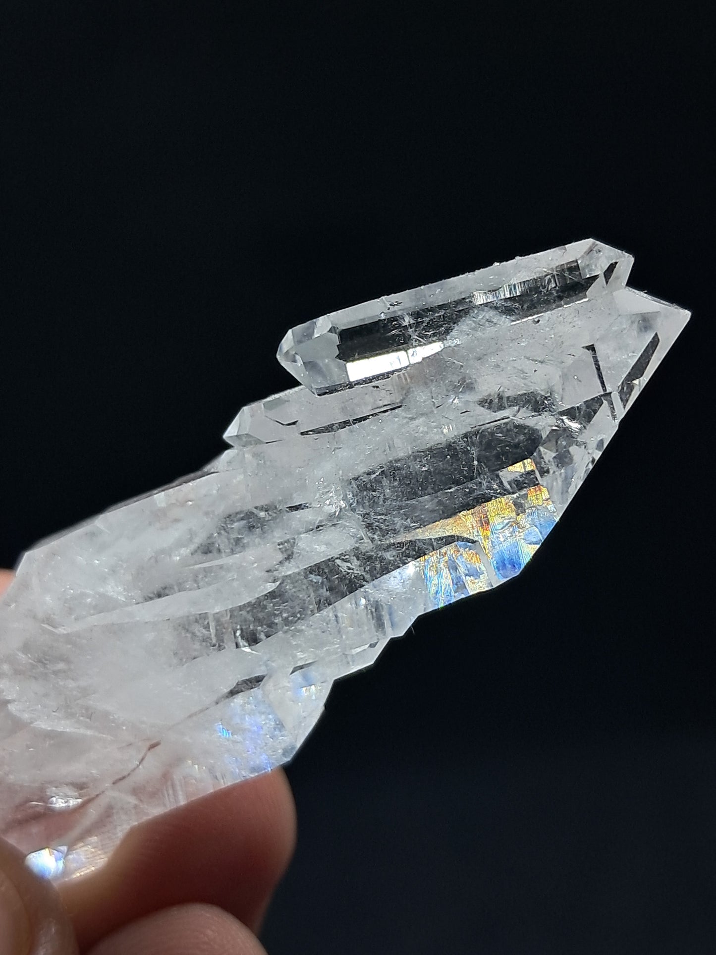 Cuarzo transparente desvanecido con crecimiento escalonado (Santander, Colombia) Punta natural | Ejemplar mineral n.° COQ14