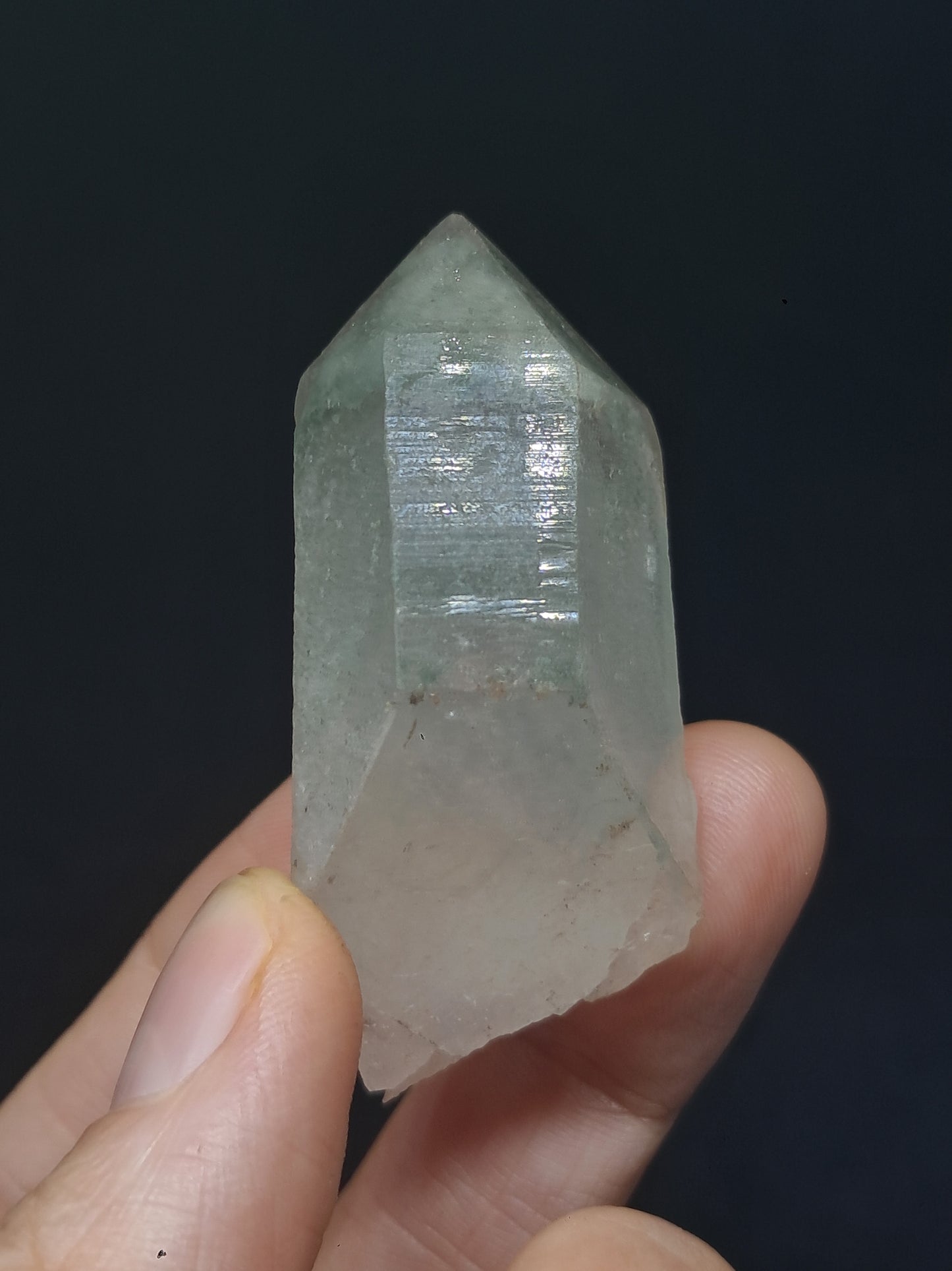 Punta Natural de Cuarzo Fantasma de Clorita (Kullu) | Cristal Chamánico de Jardín #CQ73
