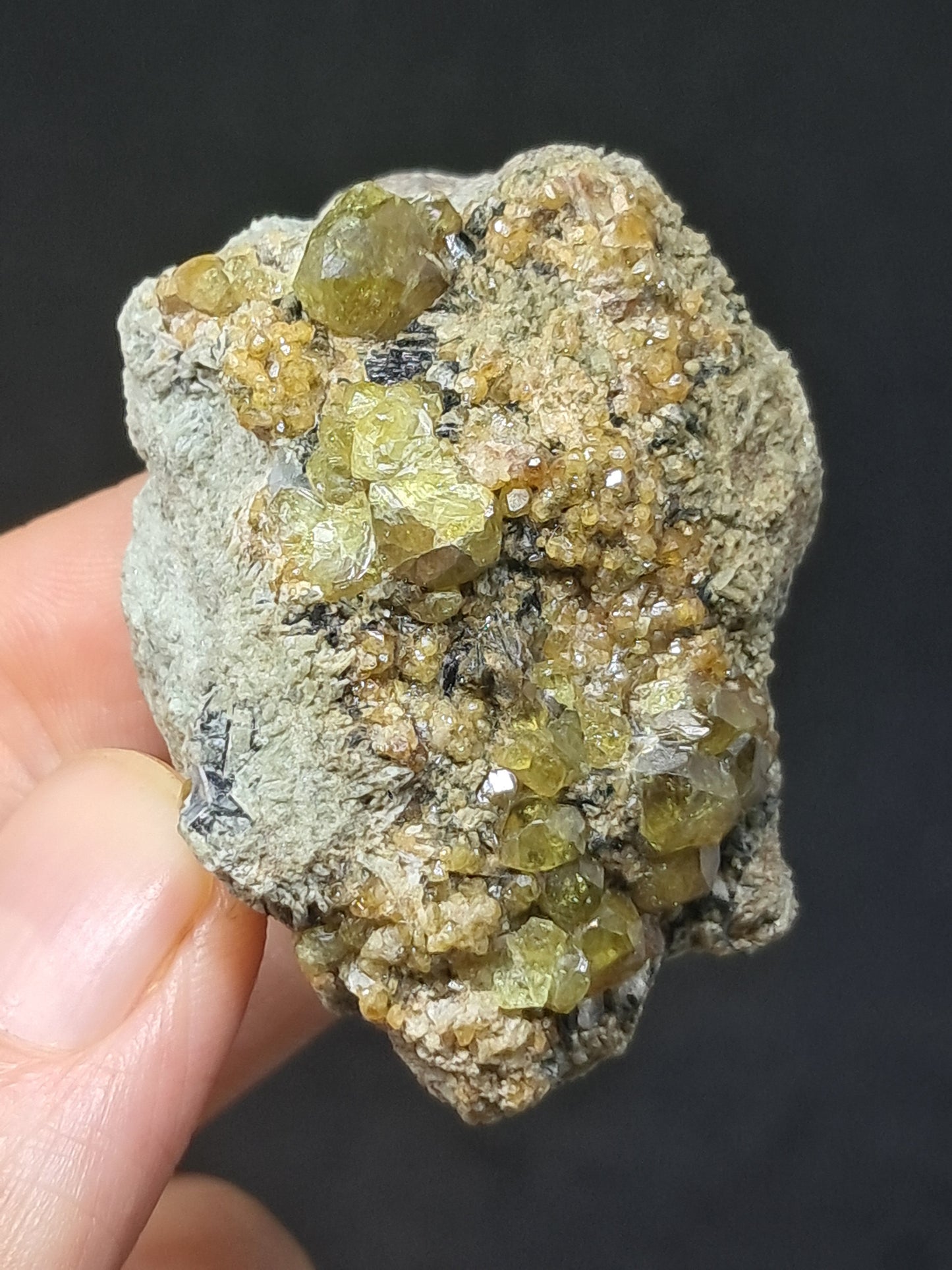 Cúmulo de granate verde en matriz (México) | Cristal en bruto | Ejemplar mineral n.° GR17