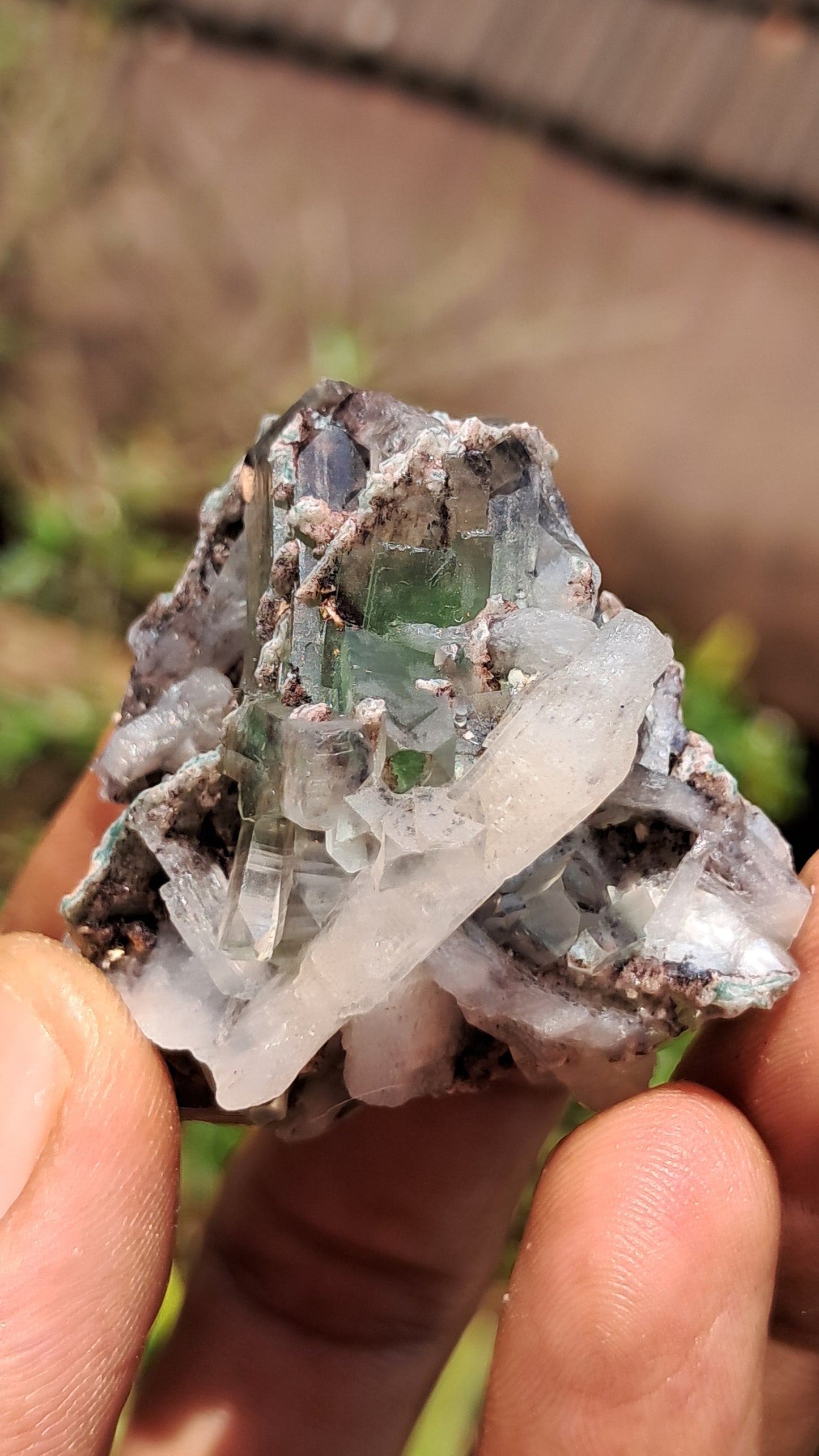 Apofilita Verde (Fluorapofilita) con Estilbita Blanca sobre Matriz (Ajanta) Cristal Natural | Muestra Mineral #GA23