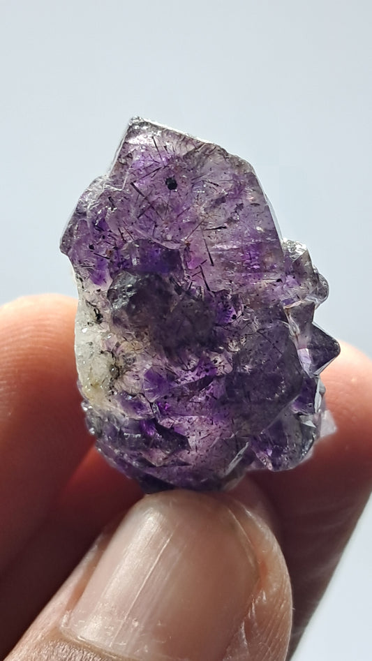 Amatista Elestial Morado Oscuro | Inclusiones de Hematita Goethita Rutilo | Cristal Natural | Espécimen Mineral #KA202