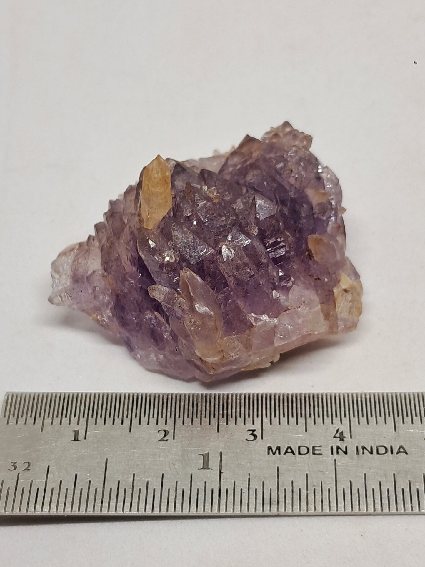 Amatista en forma de cetro con calcita reactiva a los rayos UV (Karur) | Cristal en bruto | Piedra natural | Ejemplar mineral n.° KA131