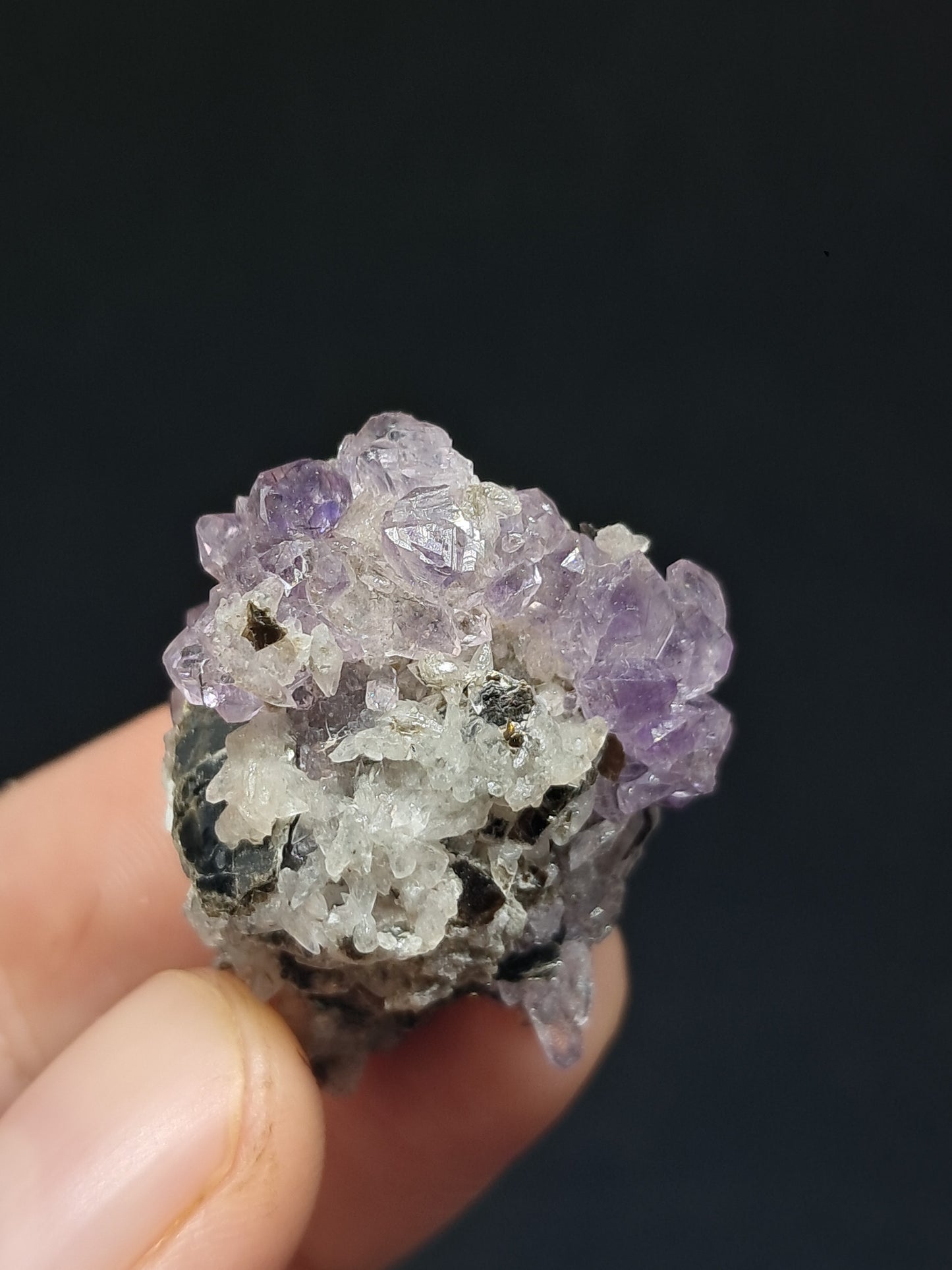 Cúmulo de amatista en matriz de albita y mica (Karur) | Cristal en bruto | Piedra natural | Ejemplar mineral n.° KA107
