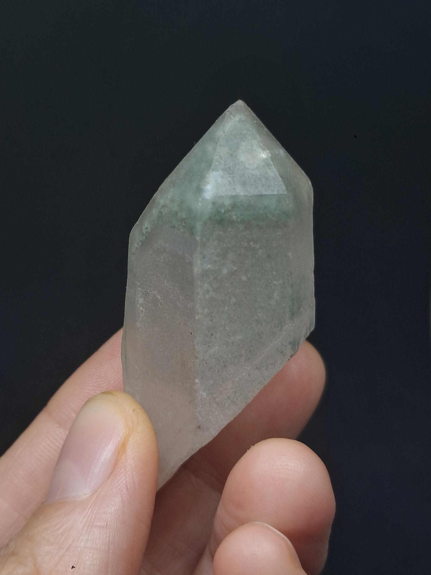Punta Natural de Cuarzo Fantasma de Clorita (Kullu) | Cristal Chamánico de Jardín #CQ73
