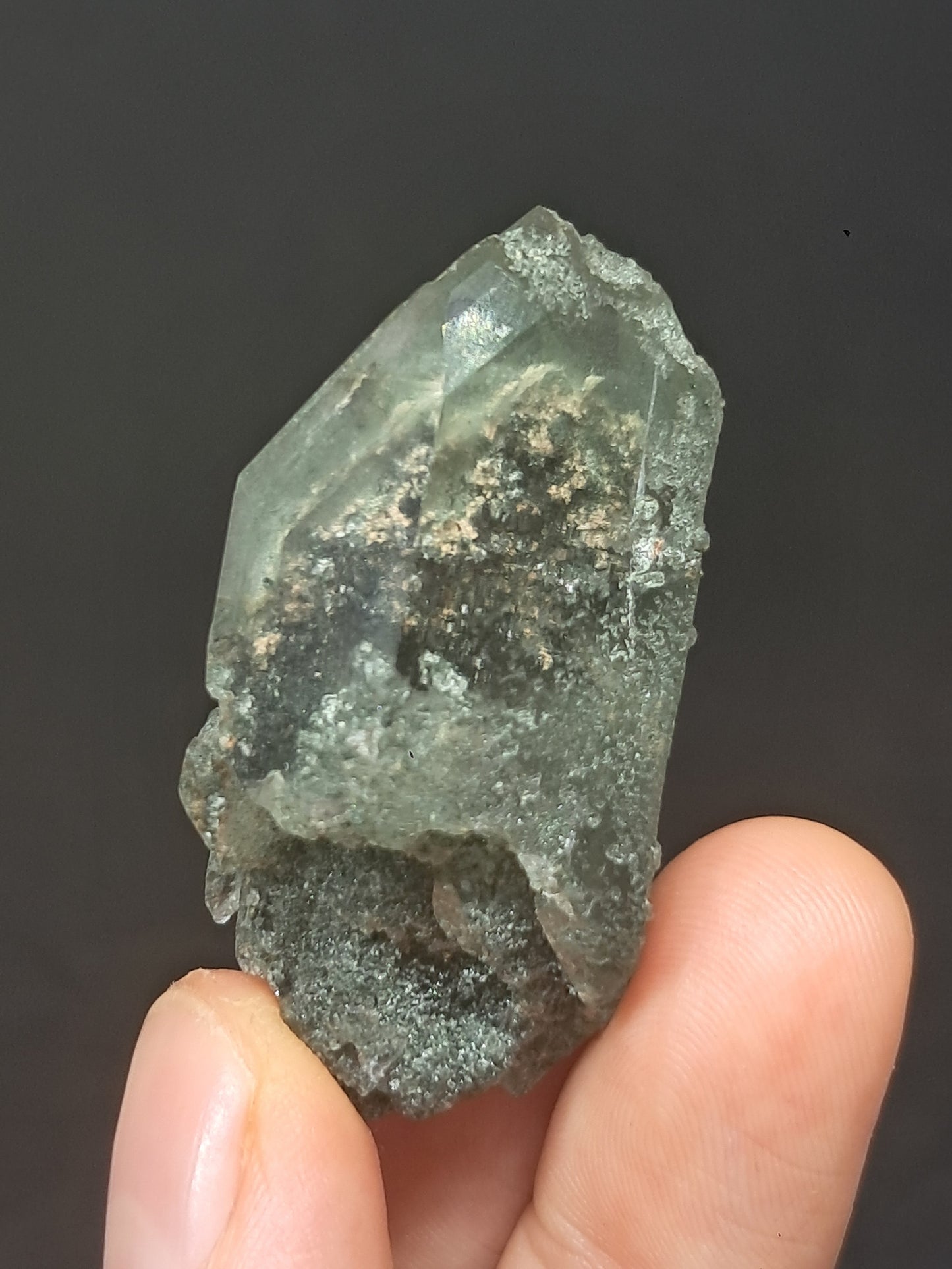Punta de Cuarzo Clorita sobre Drusa de Cuarzo con Hematita (piedra natural no preciosa) #CQ6