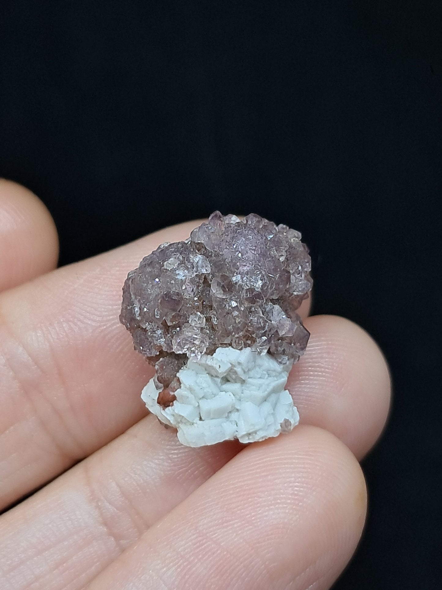 Cúmulo de amatista drusa sobre matriz de feldespato (Karur) | Cristal en bruto | Piedra natural | Ejemplar mineral n.° KA112