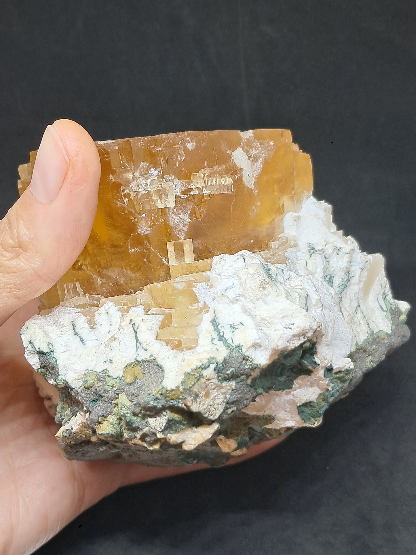 Calcita miel con okenita (India), cristal L en bruto | Piedra natural | Ejemplar mineral n.° CA28