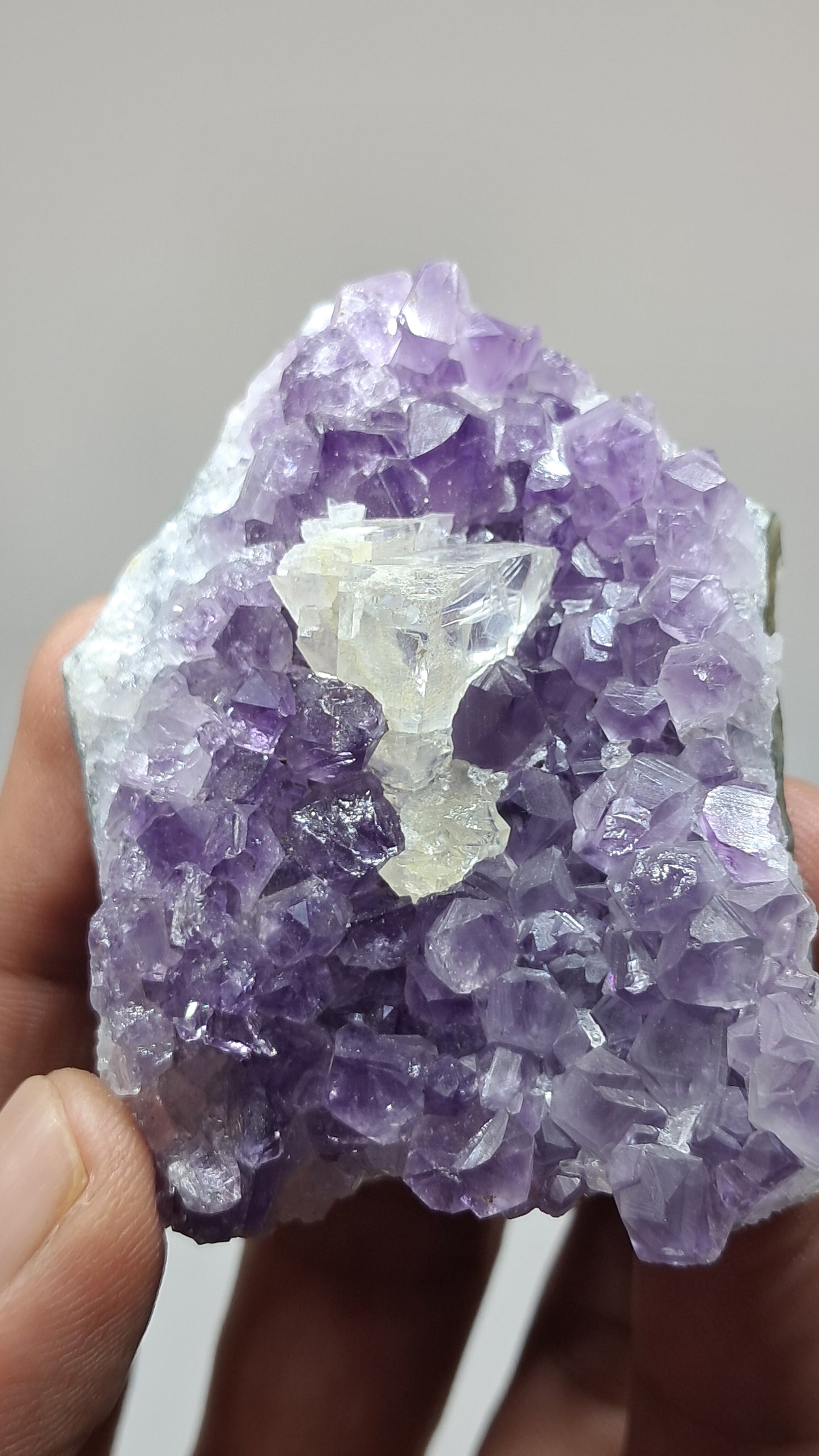 Amatista púrpura intenso con calcita reactiva a los rayos UV (Brasil) | Clúster natural | Muestra de mineral #AMB4