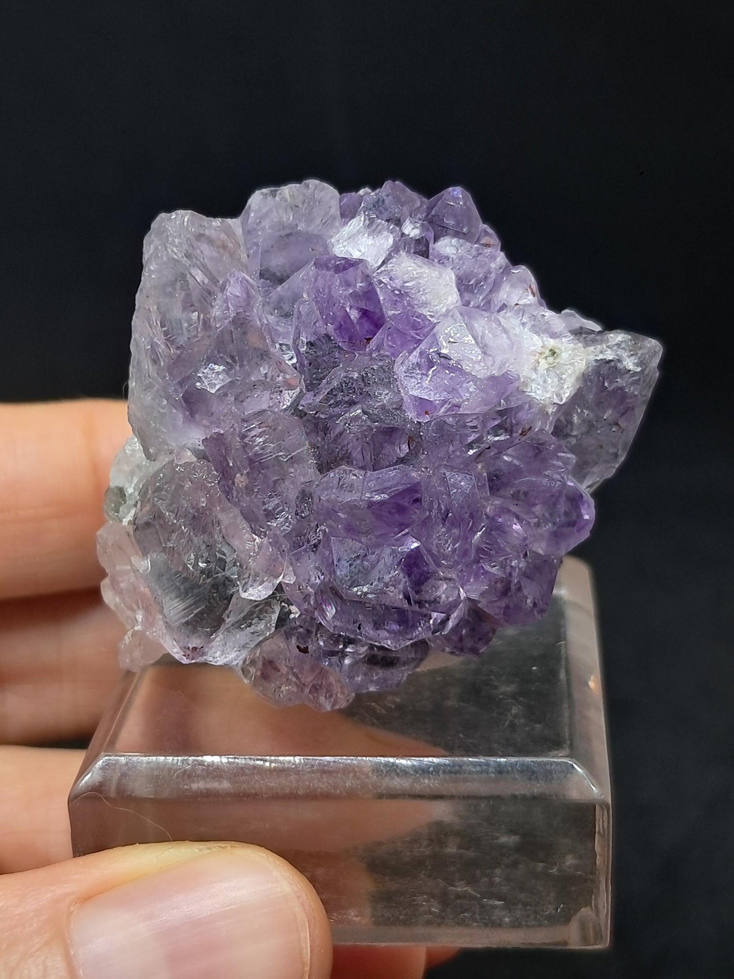 Amatista Elestial sobre matriz de hematita, goethita y calcedonia (Karur) | Cúmulo de cristales | Piedra natural | Ejemplar mineral n.° KA98