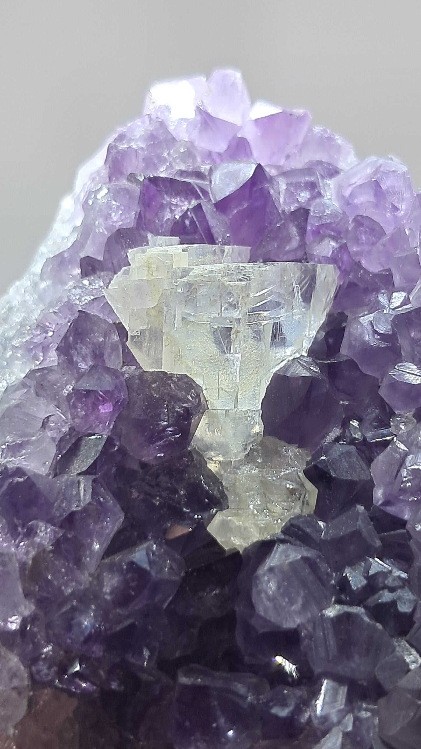 Amatista púrpura intenso con calcita reactiva a los rayos UV (Brasil) | Clúster natural | Muestra de mineral #AMB4